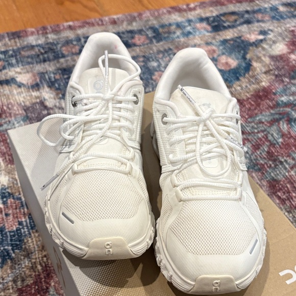 On clouds white sneakers size 6 - Picture 2 of 9